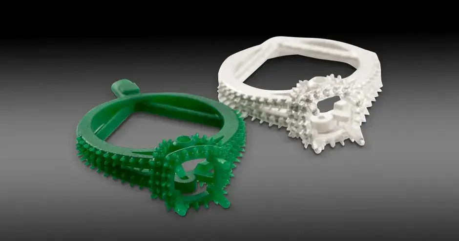 fundición para anillo en cera verde y el mismo anillo en plata