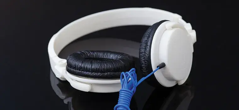 Prototipo impreso en 3D de una carcasa para auriculares de plástico impresa con la ProJet 3600 de 3D Systems