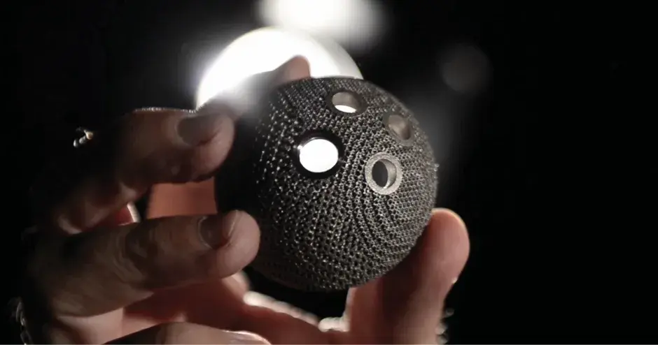 Implante de cadera producido con Impresión directa en metal (DMP)