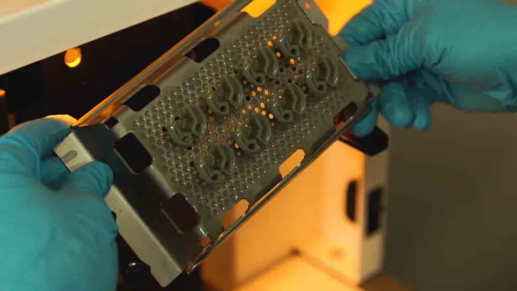 Piezas en la plataforma de la Figure 4 en Rapid Application Group