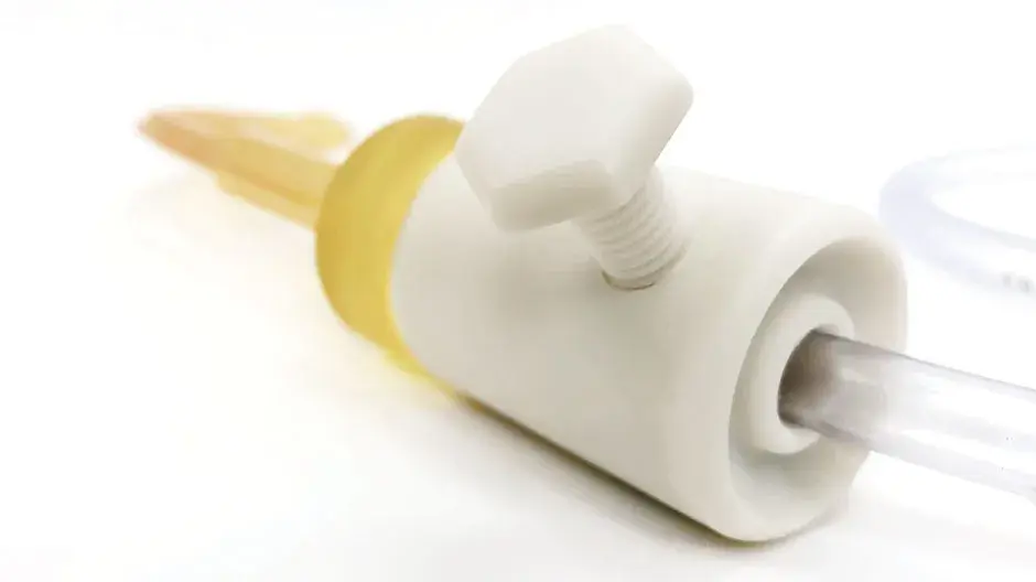 Un material blanco rígido para aplicaciones que requieren biocompatibilidad o resistencia térmica. Produce hermosas piezas que se pueden esterilizar y probar a altas temperaturas superiores a 100 °C.