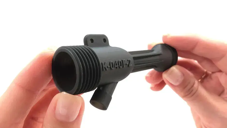 Una pieza impresa en 3D hecha a partir de la Figura 4 Tough-BLK 20, un material fuerte similar al ABS con estabilidad UV a largo plazo