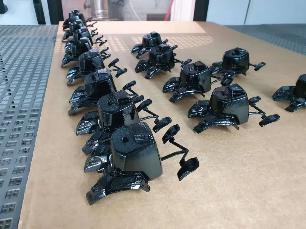 Acabado de pintura brillante en piezas SLS para el ensamblaje de Steyr Tractors a través de 3D Systems On Demand