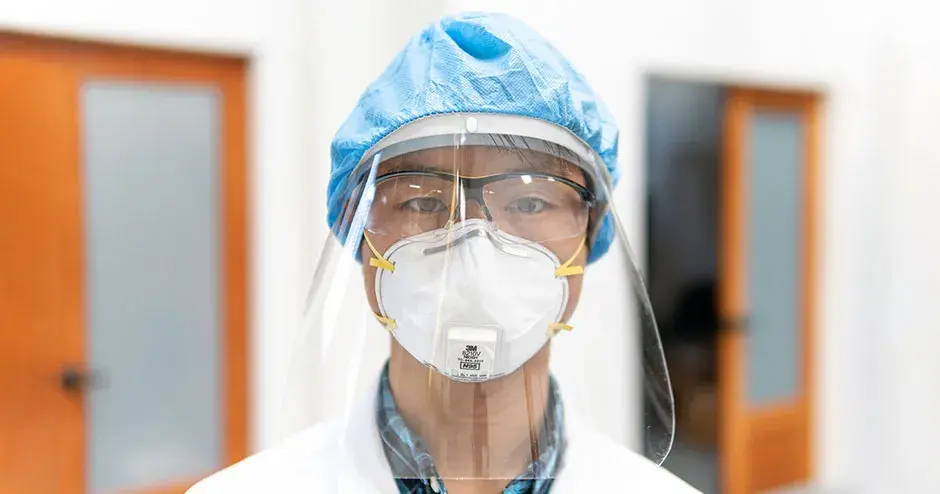 Protector facial y gorra para mayor protección.