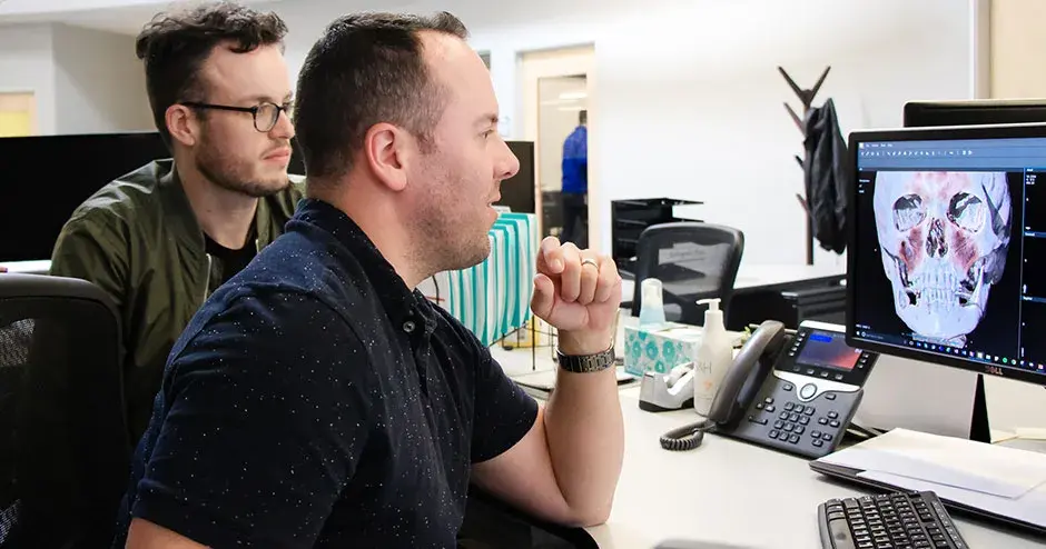 2 colegas en un escritorio