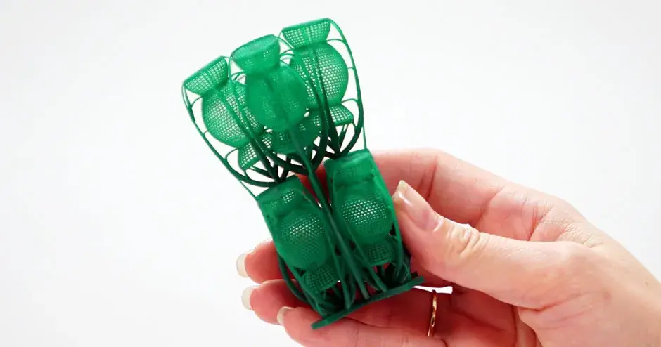 3d-systems-figure-4-jewelcast-grn-10-patterns-tree-v2-mano de una mujer que sostiene un molde de árbol para joyería