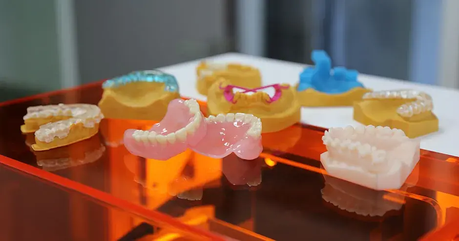 Diversos moldes dentales, prótesis dentales y piezas dentales impresos en 3D
