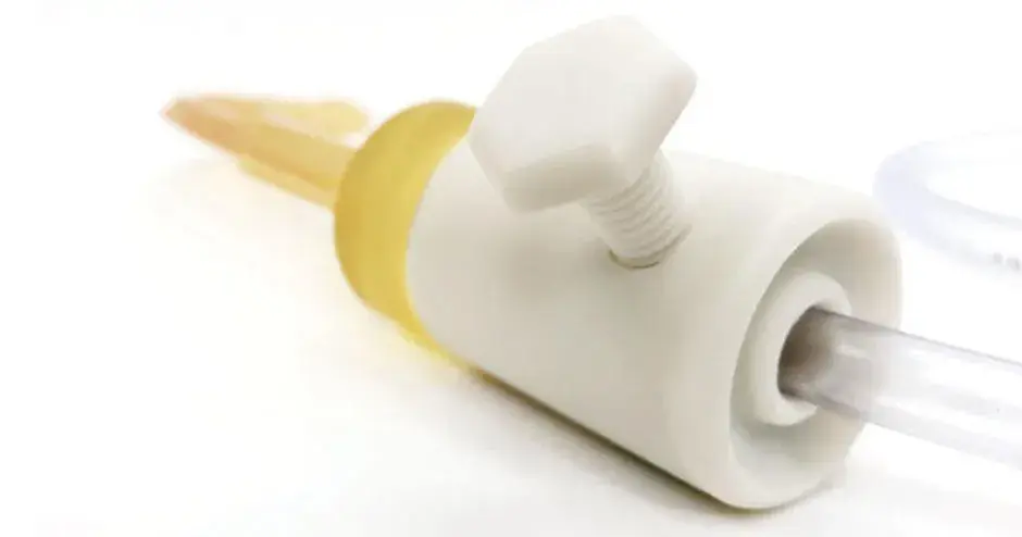 Un material blanco rígido para aplicaciones que requieren biocompatibilidad o resistencia térmica. Produce hermosas piezas que se pueden esterilizar y probar a altas temperaturas superiores a 100 °C.