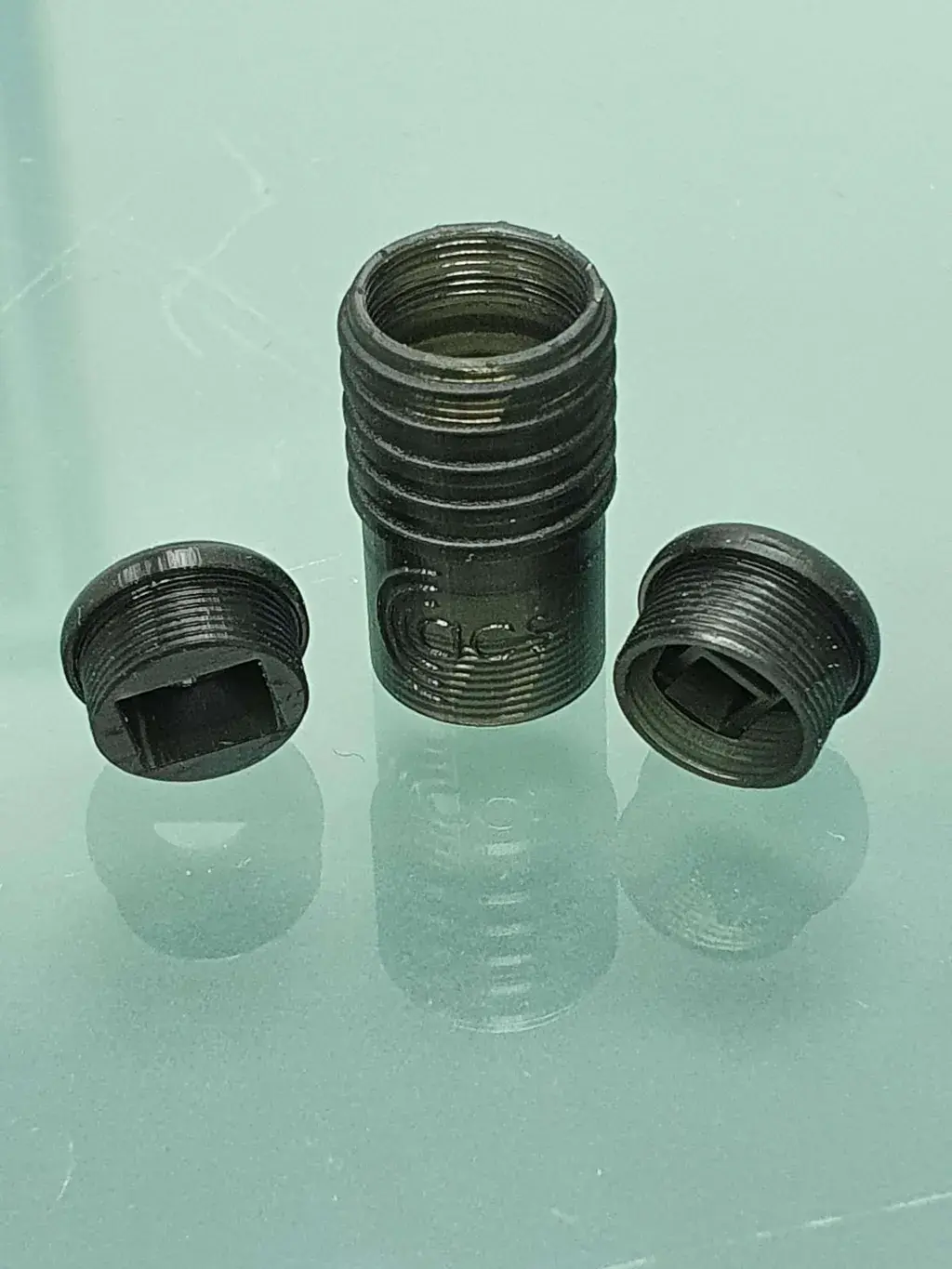 Pieza de producción impresa en 3D con roscas producidas con Figure 4 PRO-BLK 10