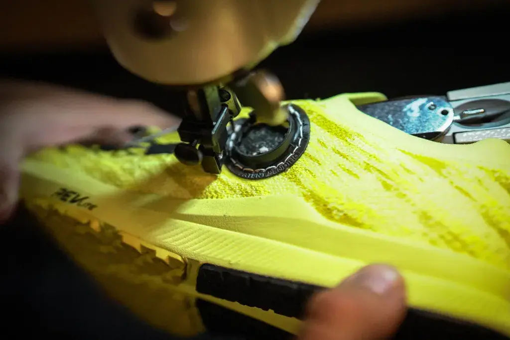 Se cose un prototipo de la Figure 4 para el BOA Fit System en el calzado