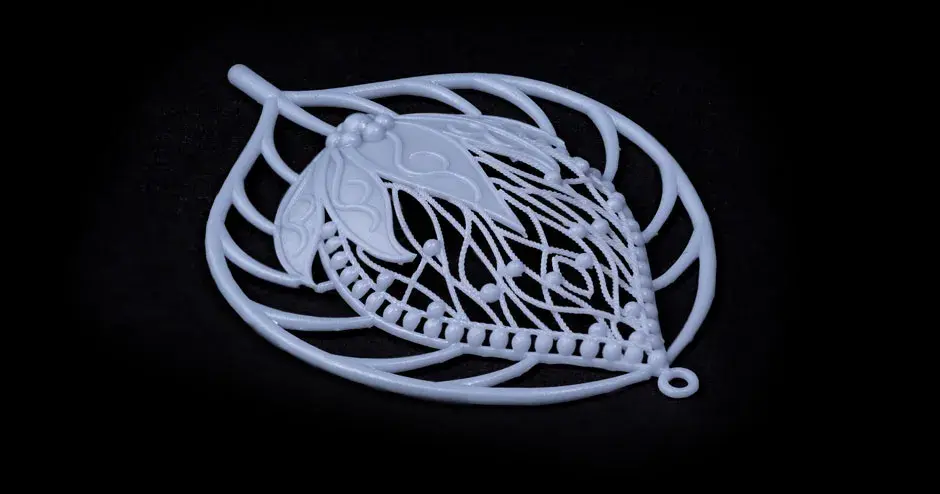 pendiente gris de jewel master de figure 4 sobre fondo negro