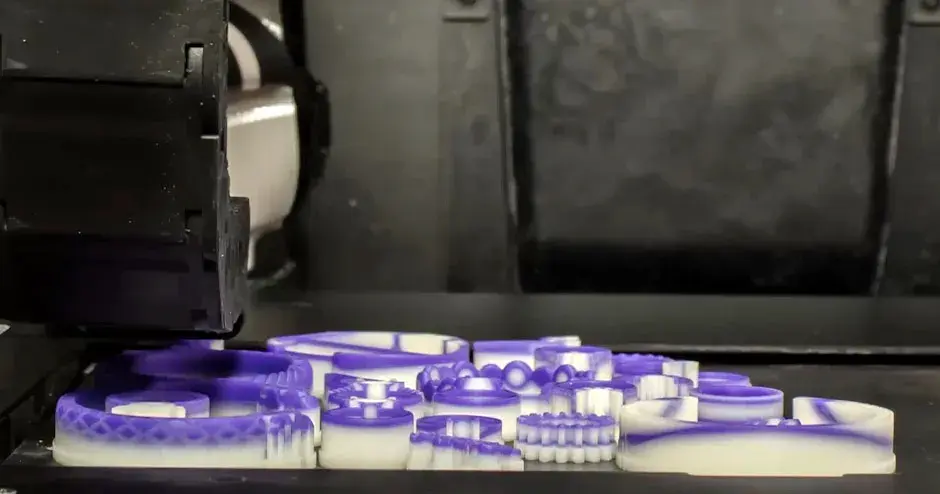 impresora con plataforma llena de una variedad de imágenes de joyería que ilustran la confiabilidad