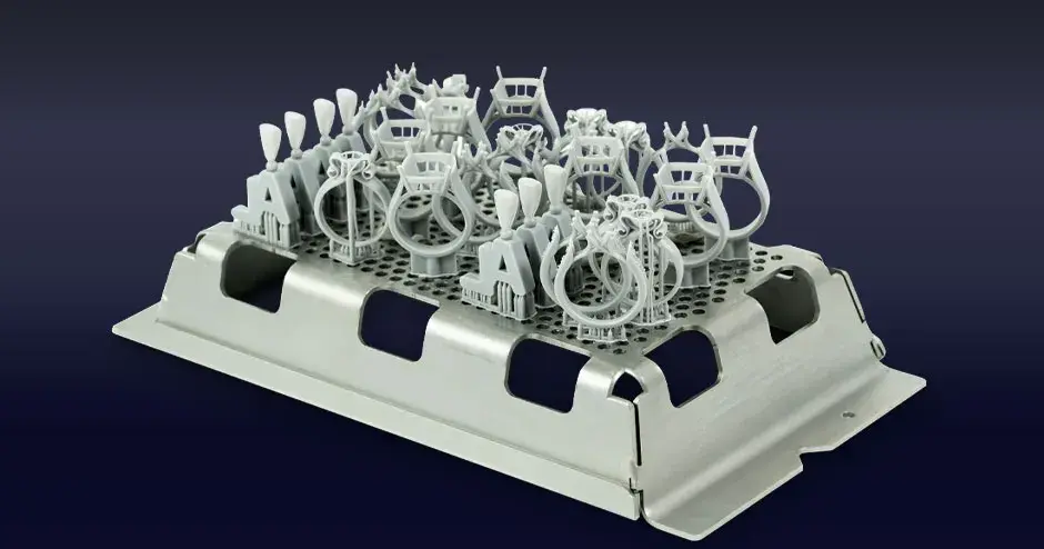 plataforma llena de modelos maestros de joyería