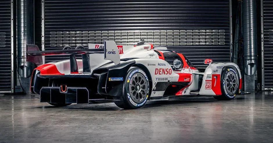 un automóvil de carreras en una instalación