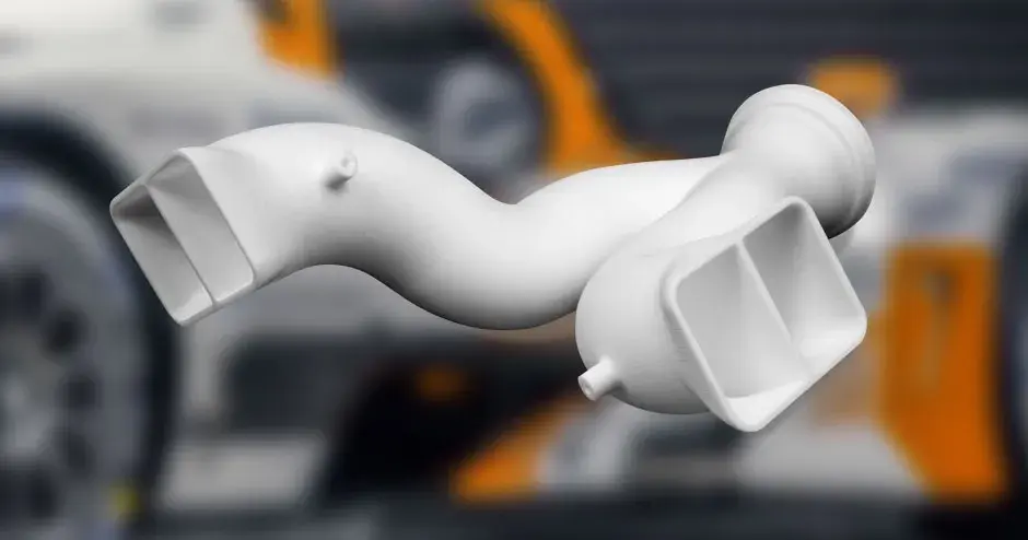 Pieza de colector SLS blanca impresa en 3D con un fondo