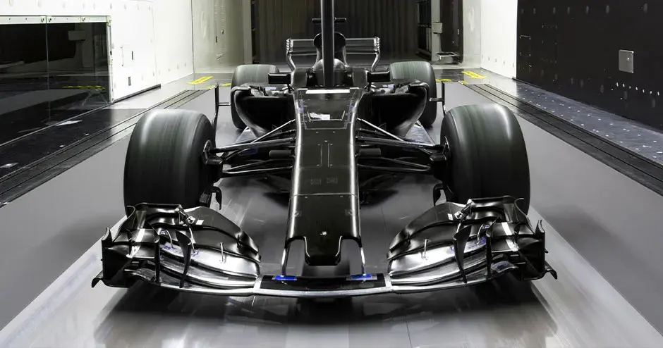 un automóvil de carreras en una pista de pruebas de túnel de viento