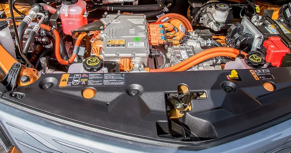 motor de un automóvil eléctrico naranja, tecnología del futuro