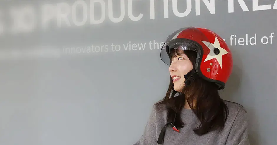 Un empleado de 3D Systems junto al logotipo de la empresa