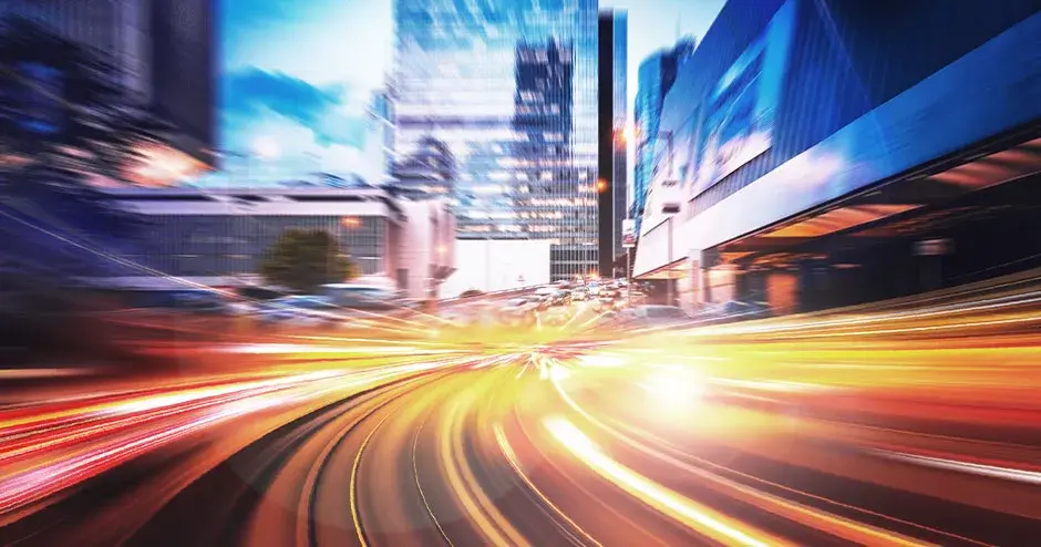 Fondo tecnológico de velocidad abstracta con escenas nocturnas de la ciudad