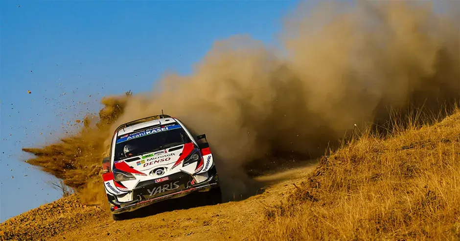 automóvil corriendo y dejando una enorme nube de polvo a su paso