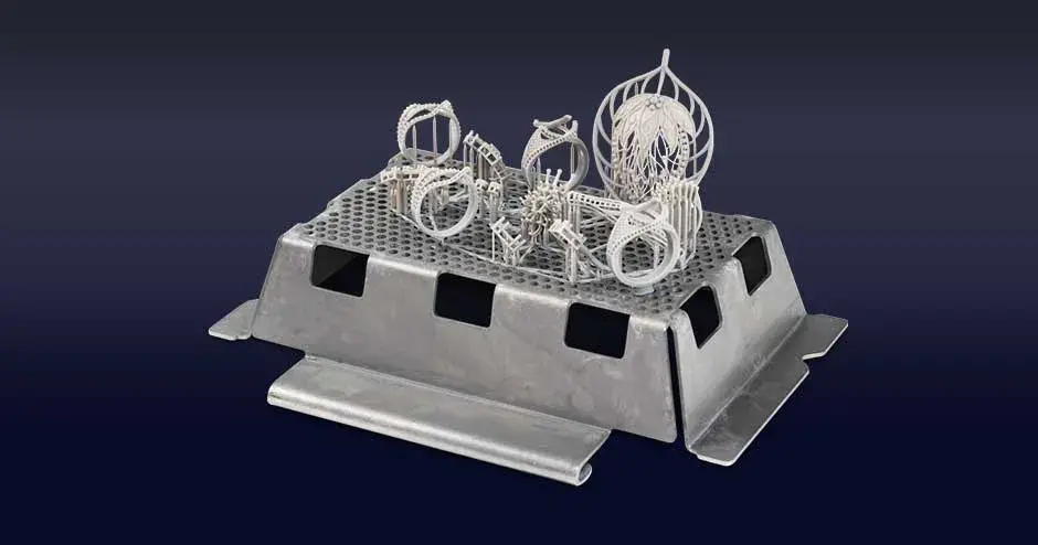 piezas de joyería impresas con jewel master grey de figure 4 sobre una bandeja de impresión