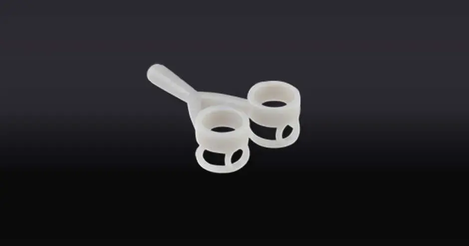 pendiente impreso en 3d con jewel master grey de figure 4 sobre fondo negro