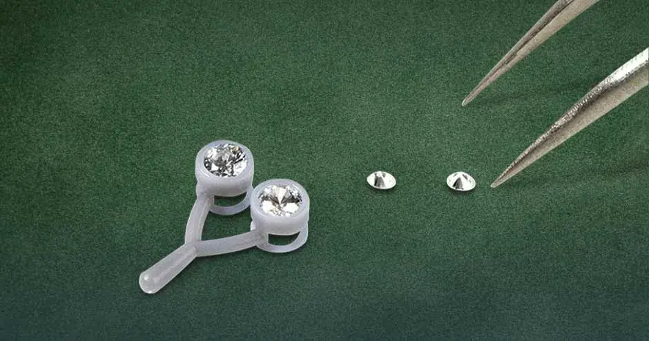 pendiente de joyería impreso con jewel master gry de figure 4 y colocación de piedras sobre fondo de terciopelo verde