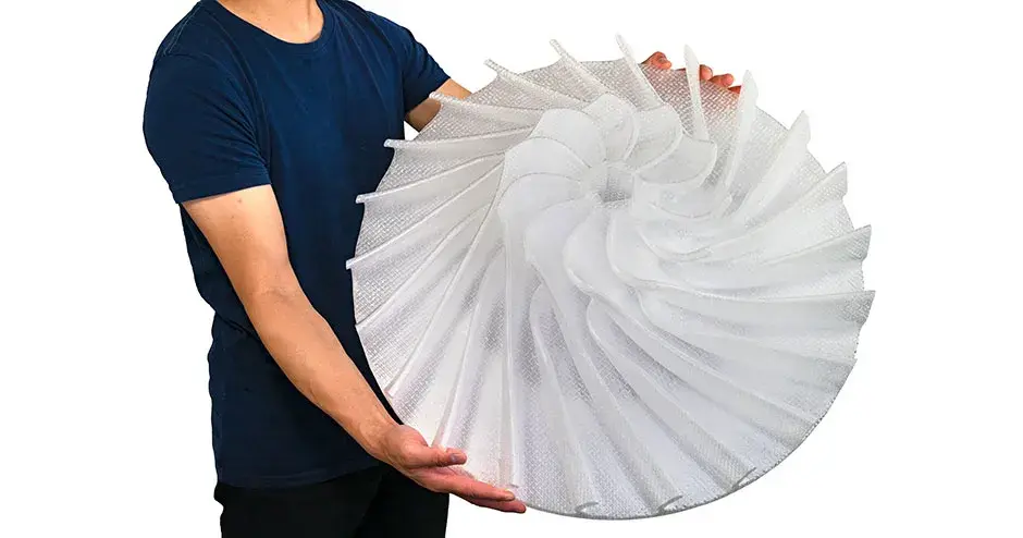 un hombre sosteniendo un propulsor