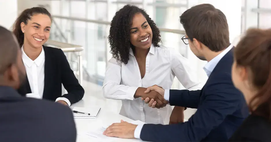 Un grupo de profesionales comunicándose en una oficina