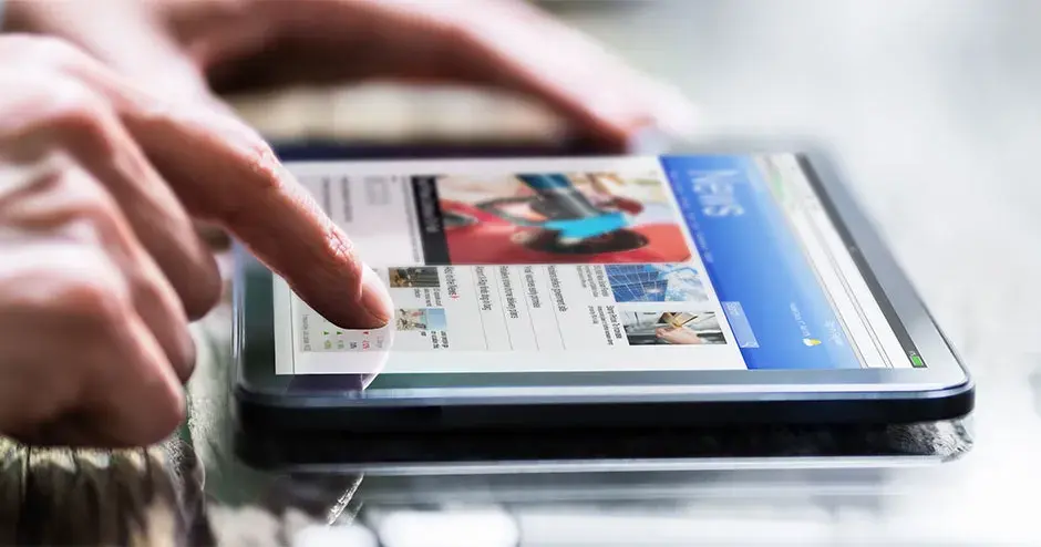 una persona leyendo una tableta con noticias destacadas