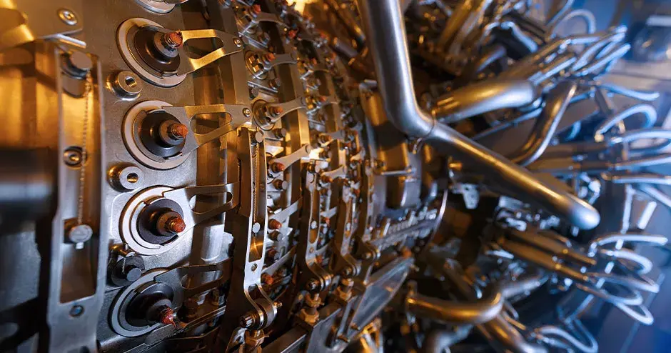 Motor de turbina de gas del compresor de alimentación a gas ubicado dentro del cerramiento presurizado