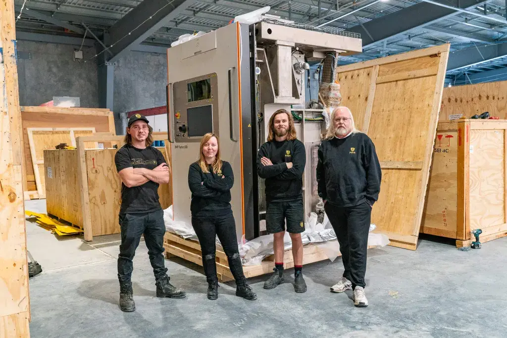 El equipo de Rodin Cars desempaquetando su nuevo DMP Factory 500