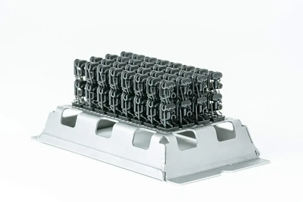 Placa de impresión llena de piezas impresas en 3D apiladas de Figure 4