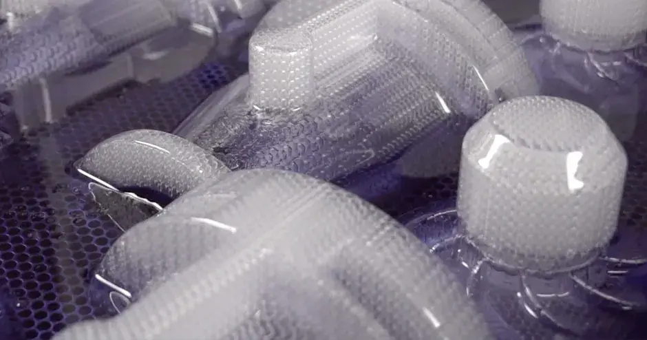 Microfusiones impresas en 3D saliendo de una impresora 3D