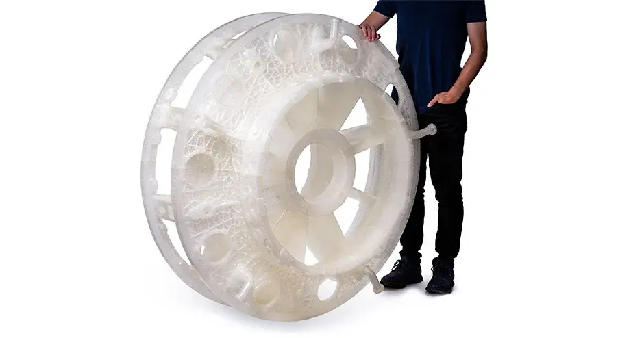 un hombre parado junto a un patrón QuickCast de carcasa