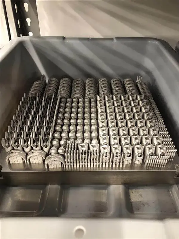 Bandeja de impresión 3D en metal para prótesis manuales parciales de Point Design