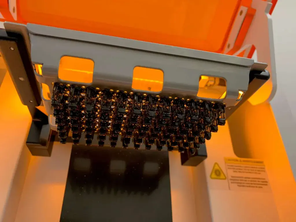 Placa de impresión de la impresora 3D Figure 4 Standalone llena de piezas en WS Audiology