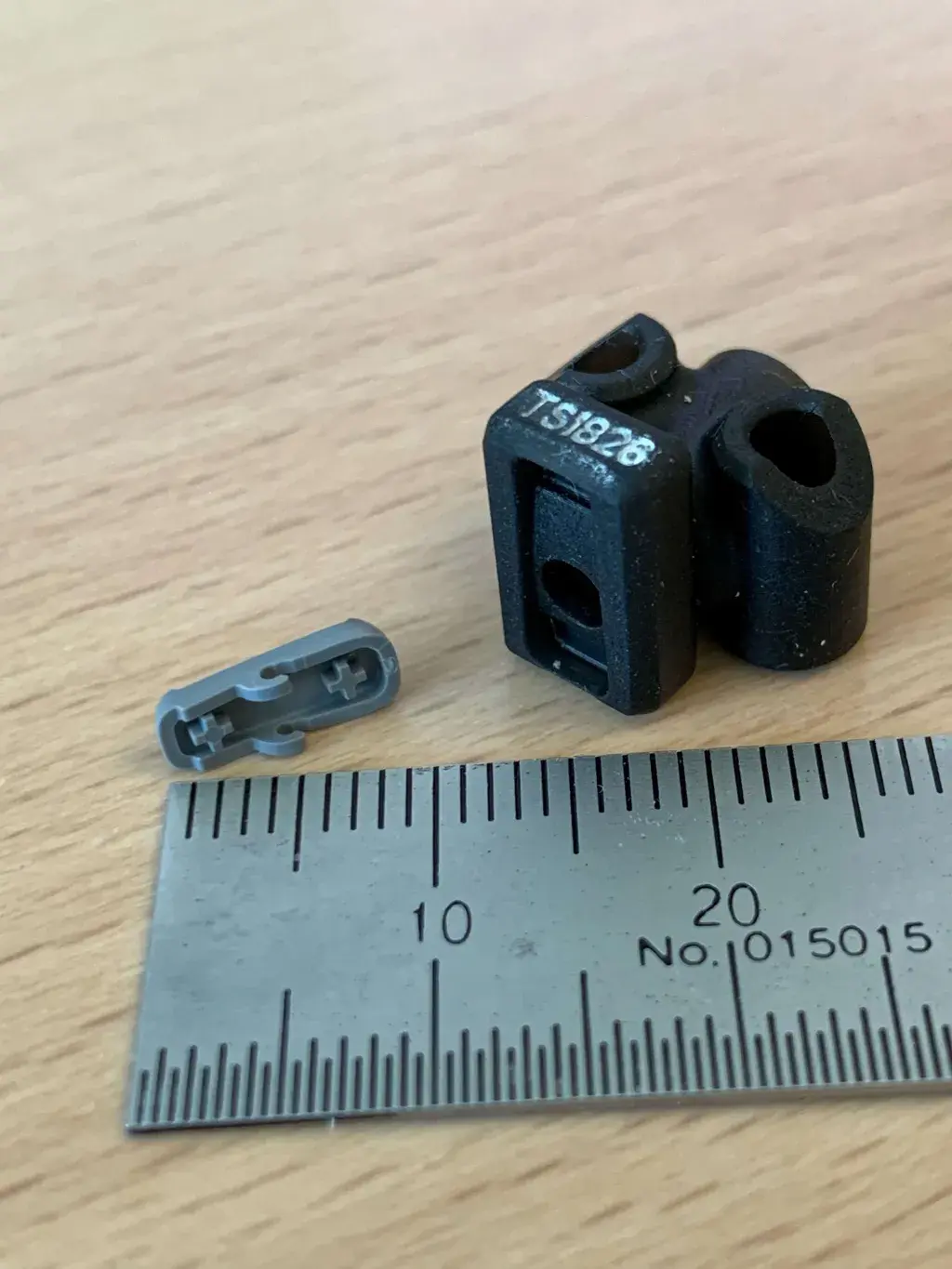 Pieza Figure 4 impresa con regla para mostrar la precisión