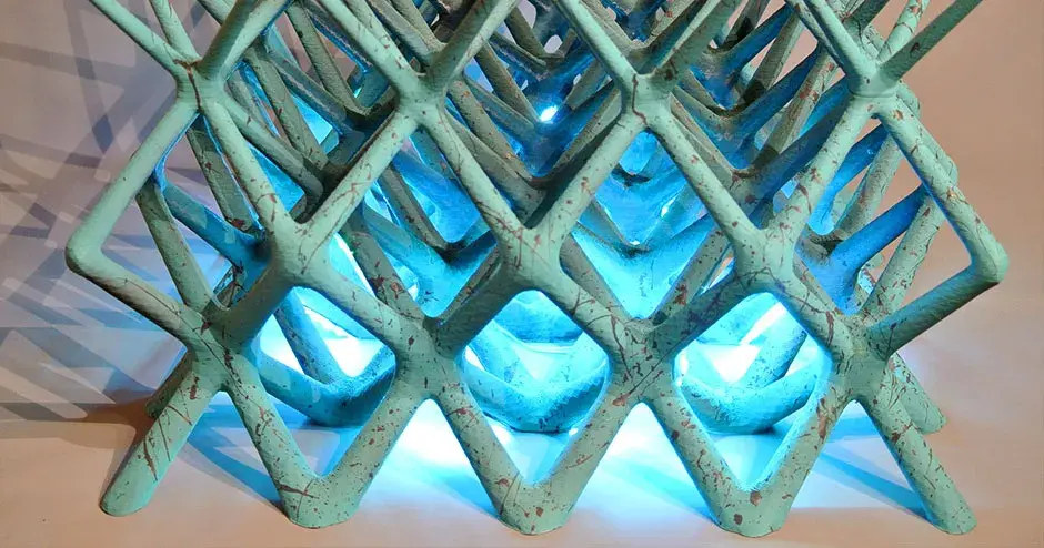 y una artística mesa de café fabricada a partir de materiales de filamentos