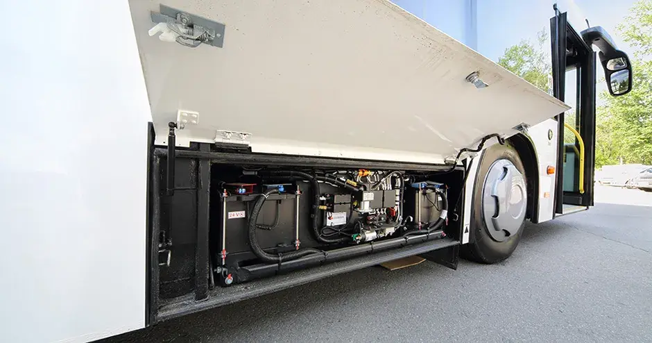 Vista de una batería compacta y del compartimiento de componentes electrónicos debajo de un autobús eléctrico