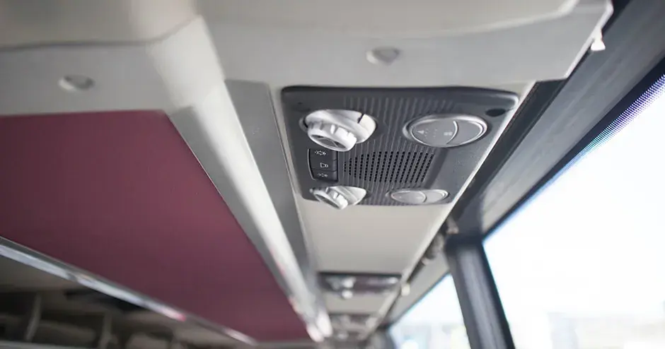 Panel de control multifunción para la comodidad de los pasajeros ubicado encima de sus cabezas dentro del vehículo