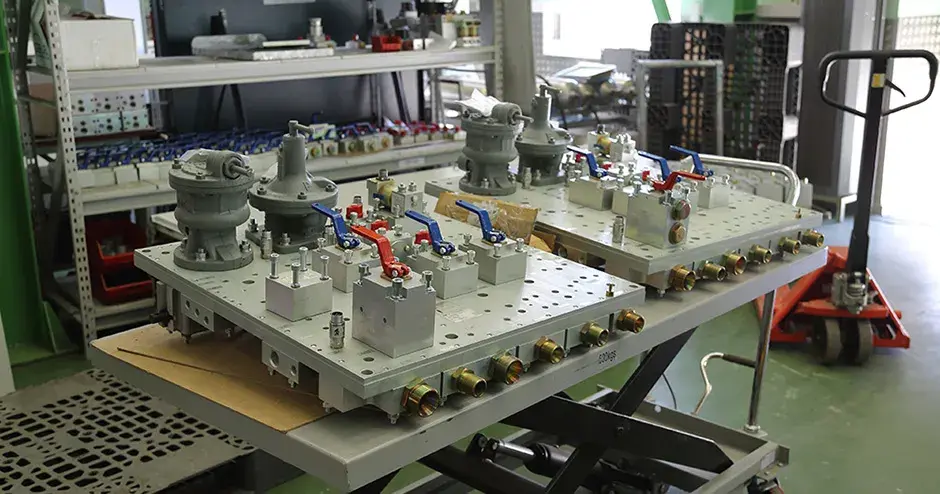 Válvulas preensambladas y reguladores de presión creados con múltiples componentes