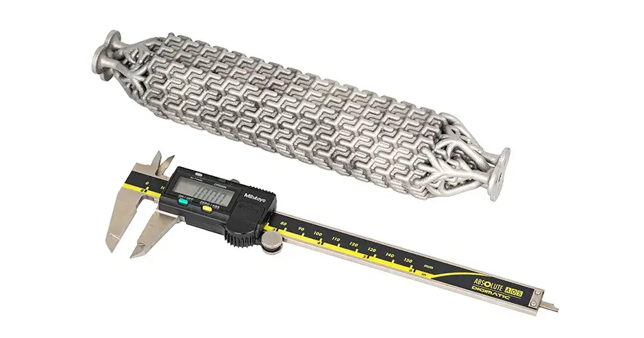 Mezclador de gases para semiconductores junto a una regla