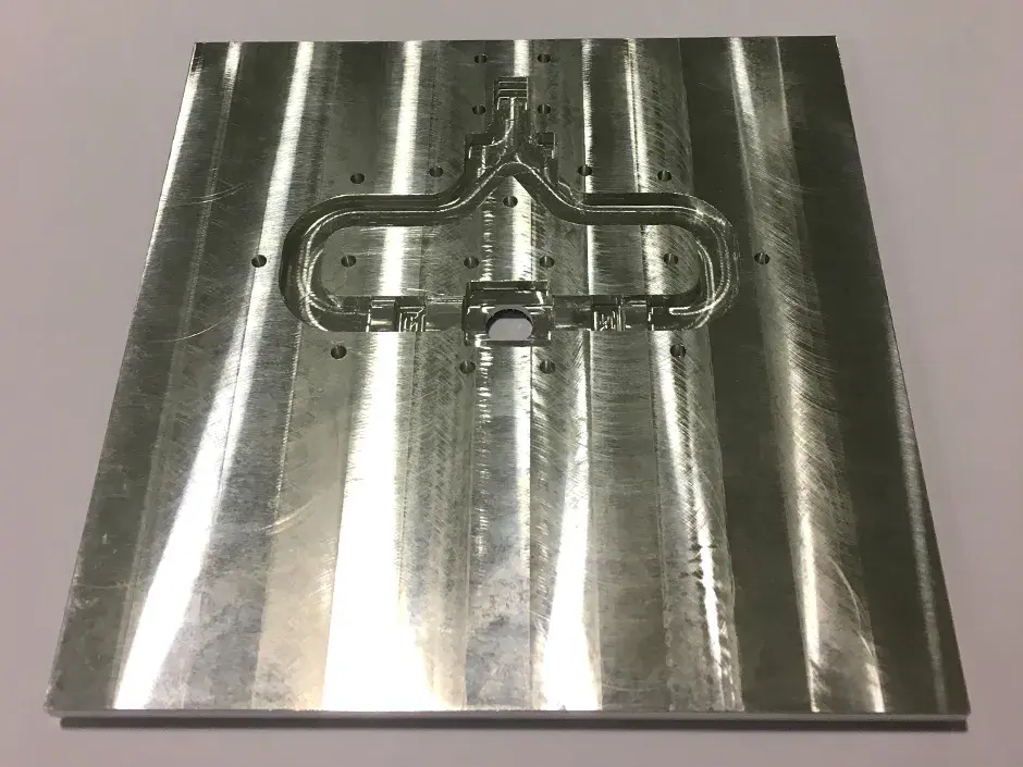 Placa base de guías de onda con semiconductores de radiofrecuencia