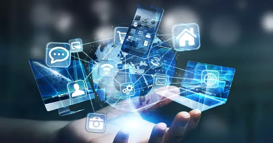 una mano con gráficos tecnológicos que emergen con un fuerte brillo