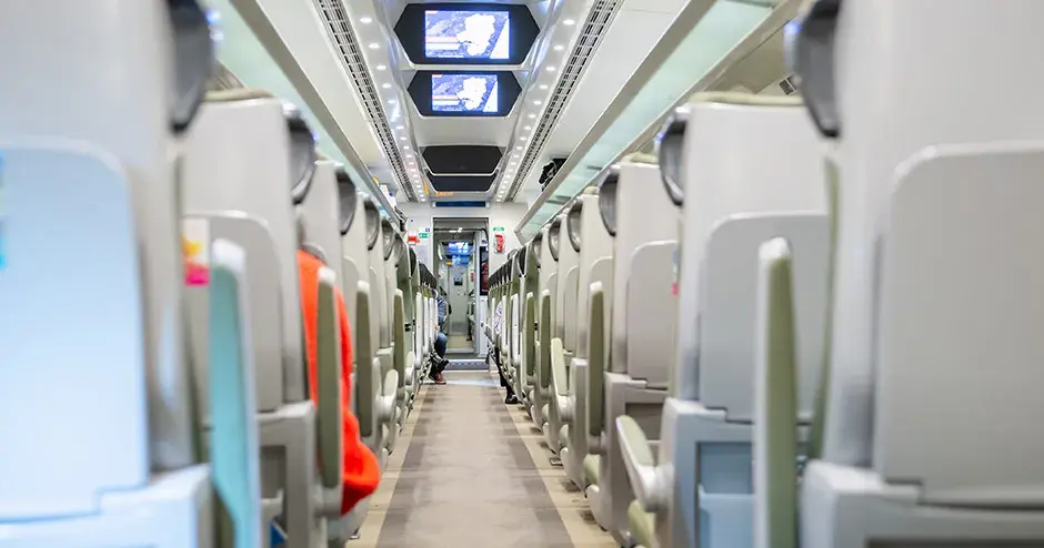 Vista interior de un tren de pasajeros de alta velocidad que muestra muchos componentes que pueden optimizar la comodidad de los pasajeros gracias a la impresión en 3D y la fabricación aditiva (AM). 