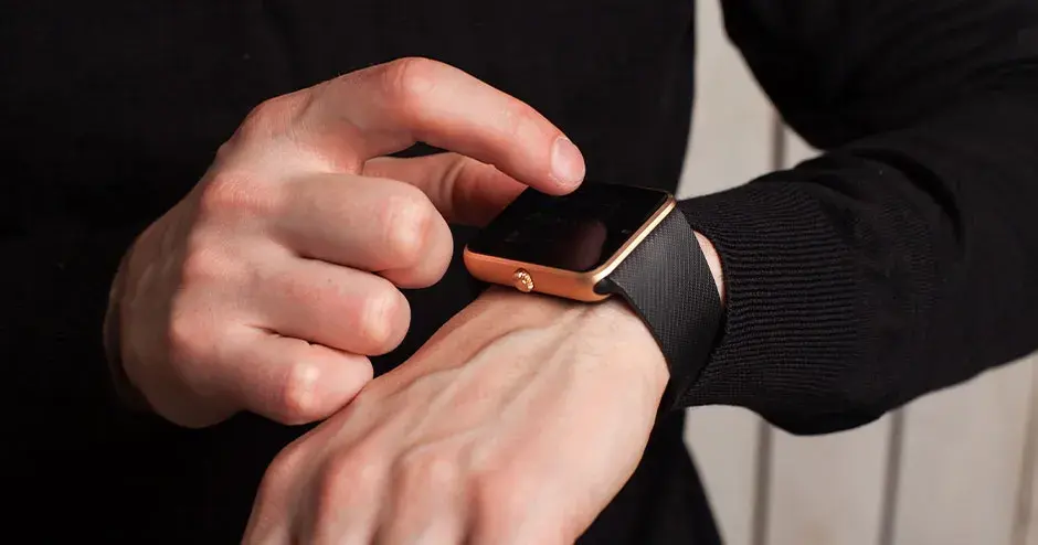 un hombre usando un reloj y señalando las funciones de este