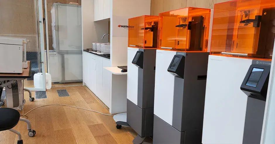 Centro de diseño Hankook donde se muestra una fila de impresoras Figure 4