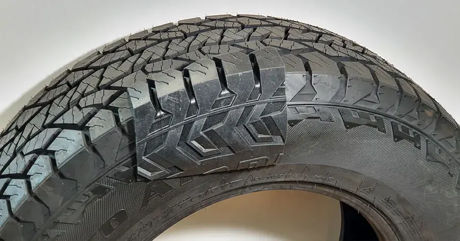 un primer plano de un neumático de Hankook que muestra las texturas en la banda de rodadura
