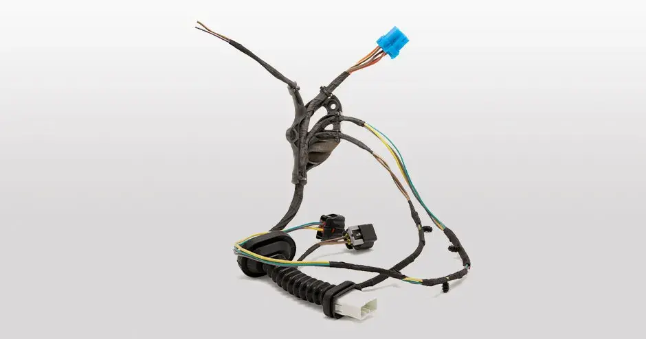 Un componente de retención para un mazo de cables en el transporte que también es una guía de cableado para ayudar a la operación de ensamblaje.